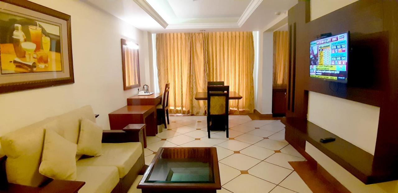 Emarald Hotel Cochin Kochi Exterior foto